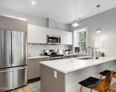 833 N Hoyne Avenue - Photo Thumbnail 2
