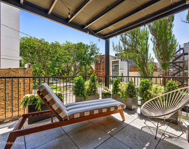 833 N Hoyne Avenue - Photo Thumbnail 15