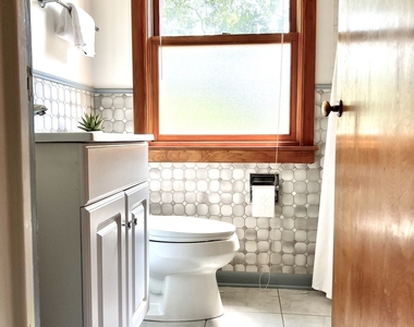 4633 Oakwood Avenue - Photo Thumbnail 8