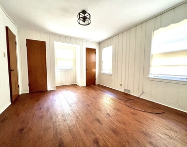 4633 Oakwood Avenue - Photo Thumbnail 4