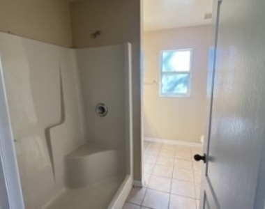 922 Se 13th Terrace - Photo Thumbnail 7