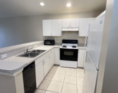 922 Se 13th Terrace - Photo Thumbnail 3