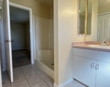 922 Se 13th Terrace - Photo Thumbnail 8