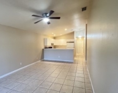 922 Se 13th Terrace - Photo Thumbnail 2