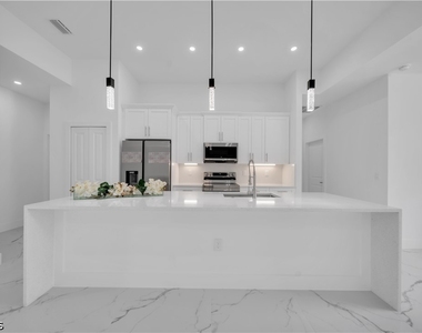 506 W 5th Street - Photo Thumbnail 7