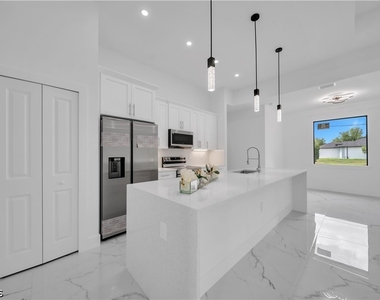506 W 5th Street - Photo Thumbnail 6