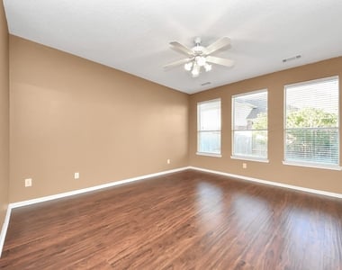 4703 Zachary Lane - Photo Thumbnail 9