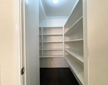 3010 Overbrook Meadow Lane - Photo Thumbnail 6