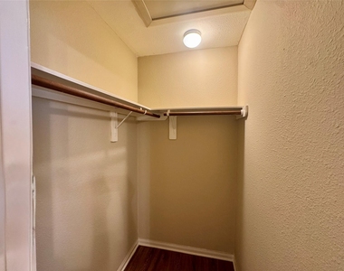 2303 Corry Crest Circle - Photo Thumbnail 16