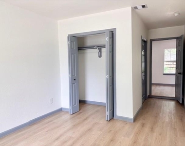 317 San Jacinto Street - Photo Thumbnail 8