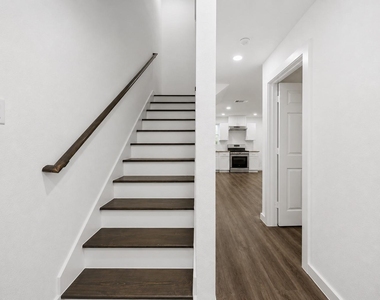 1056 North Lane Unit A - Photo Thumbnail 3