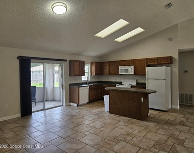 842 Aruba Avenue Se - Photo Thumbnail 3