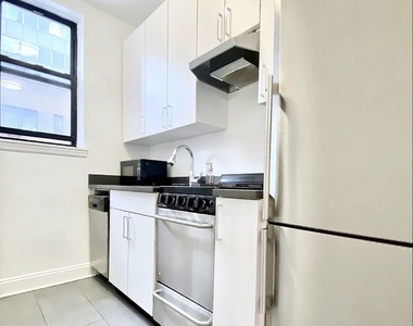 E 55 St - Photo Thumbnail 3