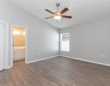 4550 Roundview Court - Photo Thumbnail 8