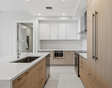 275 1st Ave S - Photo Thumbnail 4