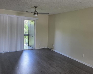6328 Newtown Circle - Photo Thumbnail 4