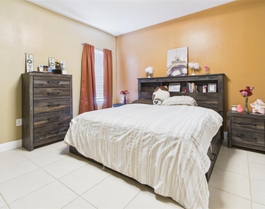 14942 Sw 24th Circle - Photo Thumbnail 9