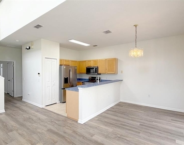 203 Madison Circle - Photo Thumbnail 7