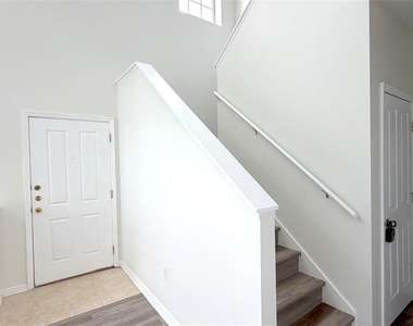 203 Madison Circle - Photo Thumbnail 12
