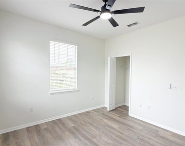 203 Madison Circle - Photo Thumbnail 33