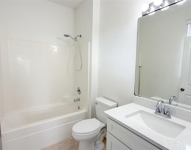 203 Madison Circle - Photo Thumbnail 16