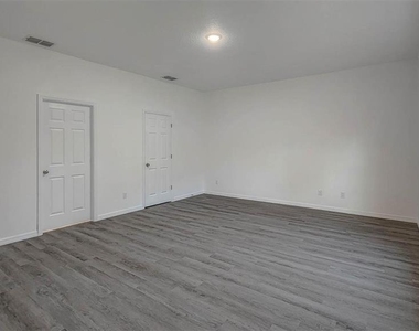 561 Wildmer Road Sw - Photo Thumbnail 7