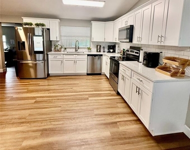 217 Kelly Street S - Photo Thumbnail 7