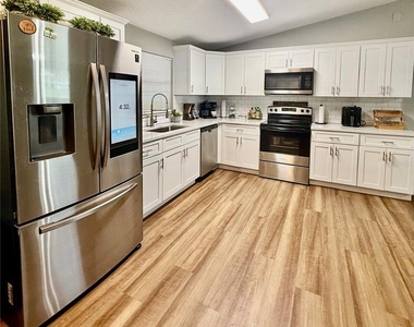 217 Kelly Street S - Photo Thumbnail 8