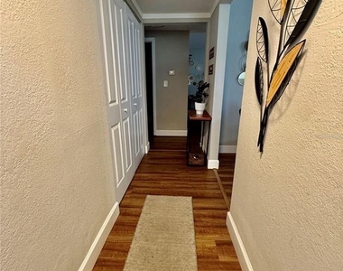 217 Kelly Street S - Photo Thumbnail 2