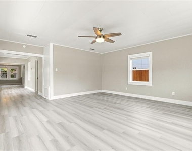2704 E Jefferson Street - Photo Thumbnail 8