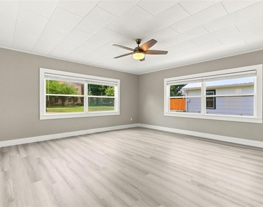 2704 E Jefferson Street - Photo Thumbnail 8