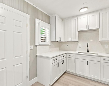 2704 E Jefferson Street - Photo Thumbnail 14