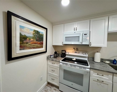 1357 Lakeshore Drive - Photo Thumbnail 9