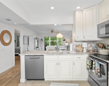 440 Palm Tree Drive - Photo Thumbnail 8