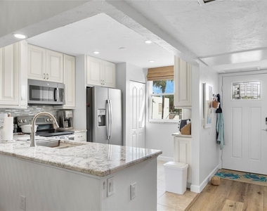 440 Palm Tree Drive - Photo Thumbnail 6