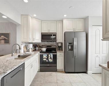 440 Palm Tree Drive - Photo Thumbnail 7