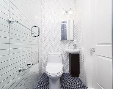 222 East 12th Street - Photo Thumbnail 3