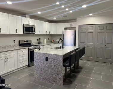 6902 S Angora Loop Avenue - Photo Thumbnail 2