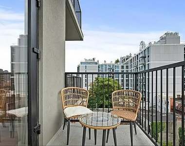 558 Sackett Street - Photo Thumbnail 4