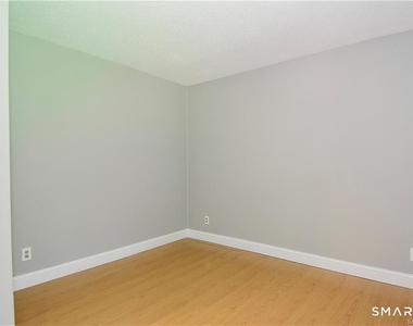 8 Circle Drive - Photo Thumbnail 10