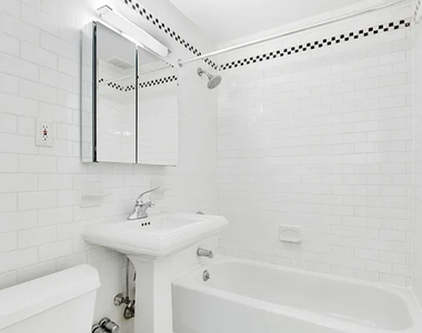 876 Lexington Avenue - Photo Thumbnail 4