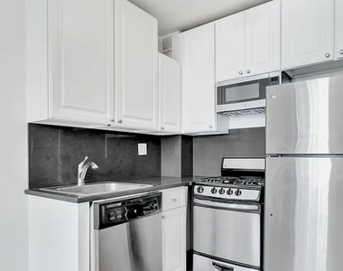 876 Lexington Avenue - Photo Thumbnail 2