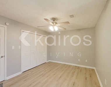 320 Deerpark Drive - Photo Thumbnail 15