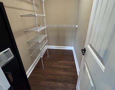 217 Guyler Street - Photo Thumbnail 10