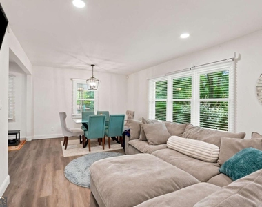 581 Meadowbrook Drive Se - Photo Thumbnail 2