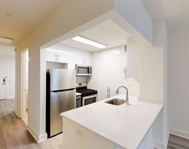 10 Hanover Square - Photo Thumbnail 1