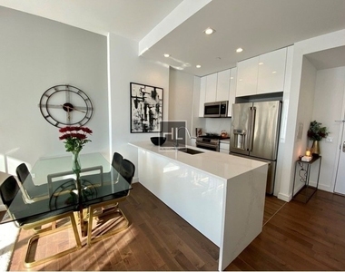 West 36th Street - Photo Thumbnail 3