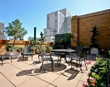 East 68 Street - Photo Thumbnail 2