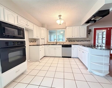 7832 Pebblebrook Drive - Photo Thumbnail 8