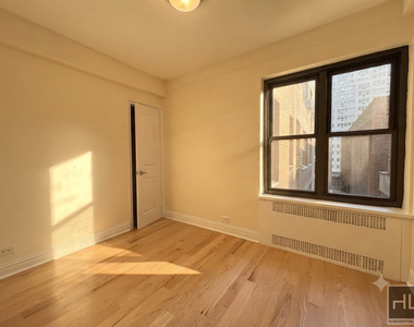East 56 Street - Photo Thumbnail 7